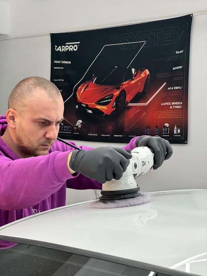 Tehnician TIM PRO DETAILING la lucru - polish profesional